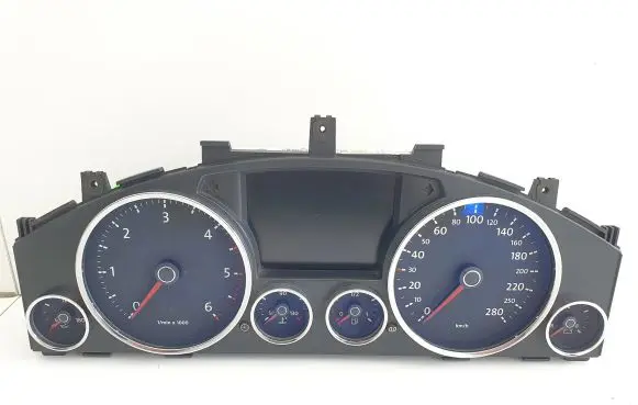 Volkswagen Touareg I Speedometer (instrument cluster) 7L6920885J