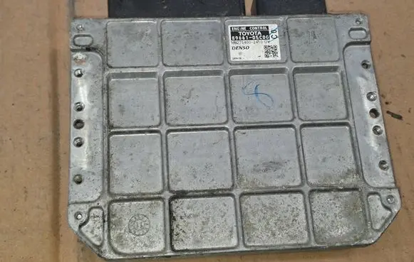 Toyota Avensis T270 Engine control unit/module 8966105C00 MB2754002410