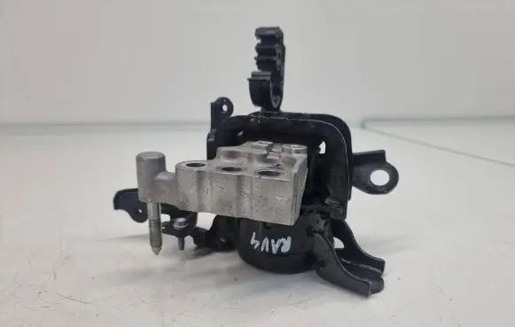Toyota RAV 4 (XA50) Engine mount bracket