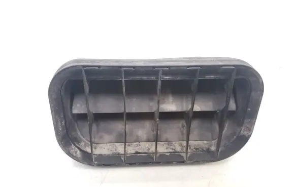 Volkswagen PASSAT B5.5 Quarter panel pressure vent 4A0819181