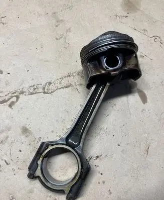 Ford Focus Piston with connecting rod Rfcm566205ea 2601a1850v