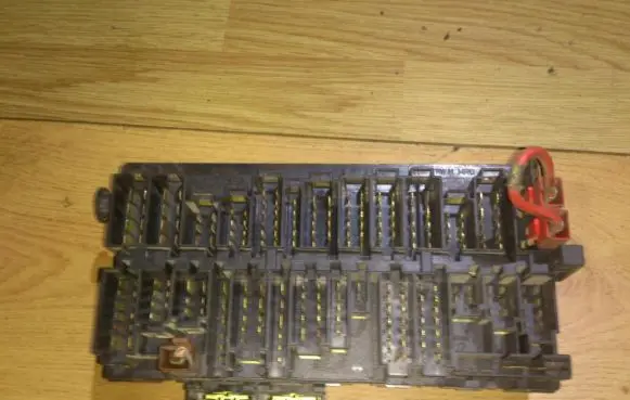 Volkswagen PASSAT B3 Fuse box set 357937039