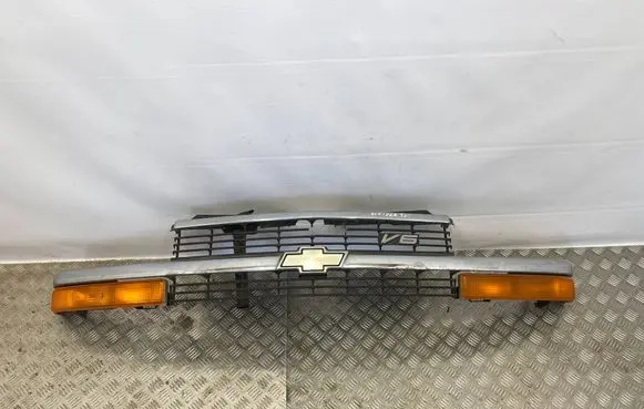Chevrolet Blazer Front bumper upper radiator grill 