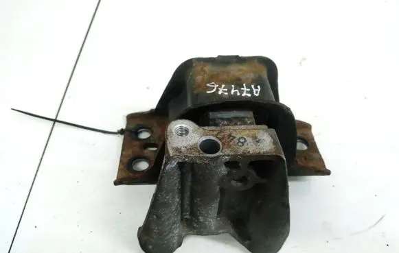 Nissan Micra Engine mount bracket