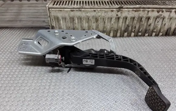 Opel Zafira B Clutch pedal 131925503BJ