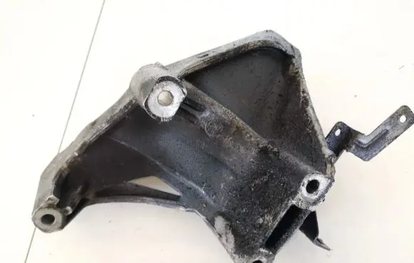 Volkswagen Touareg I Engine mounting bracket 070199307a agr4135-2
