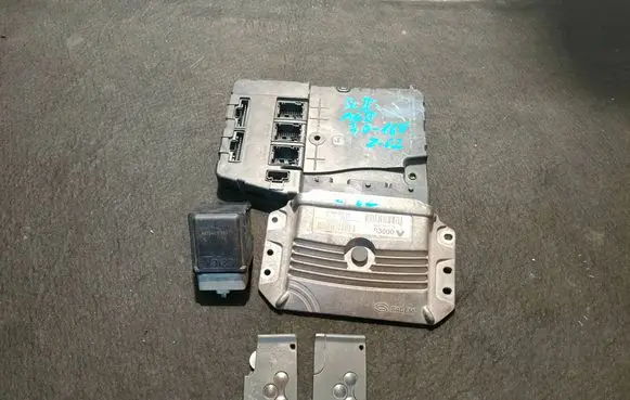 Renault Scenic II - Grand scenic II Engine control unit/module 215842882A 8200321263 8200387138