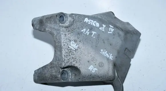 Engine mounting bracket