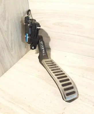 Volkswagen Touareg I Accelerator throttle pedal 7L6723507