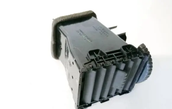 Nissan X-Trail T30 Dash center air vent grill 68750eq000 e647-5161