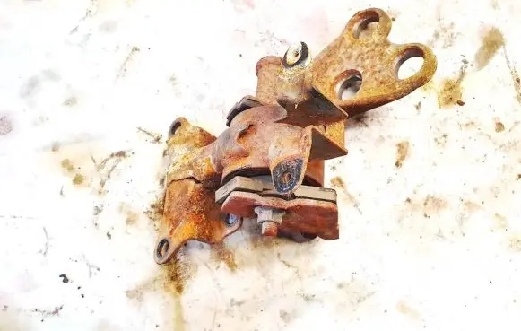 Mazda 323 Engine mount bracket