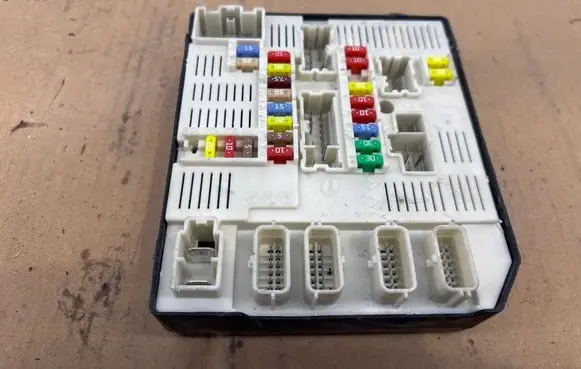Renault Scenic III - Grand scenic III Fuse module 284B60008R 8226138236 519330311