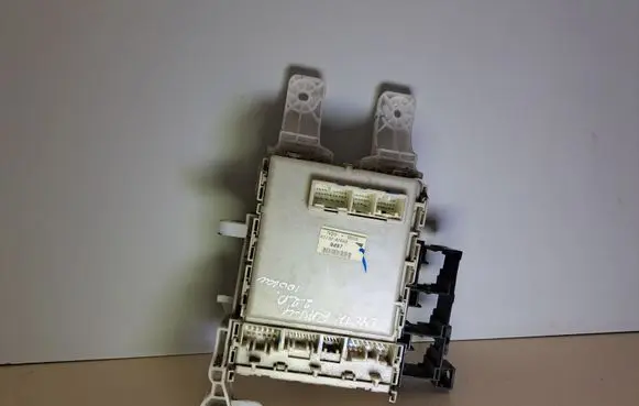 Toyota RAV 4 (XA30) Fuse module 8273042010 7K290559 9497