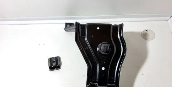 Battery bracket