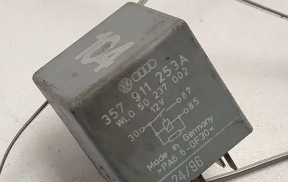 Volkswagen Golf III Other relay 357911253A