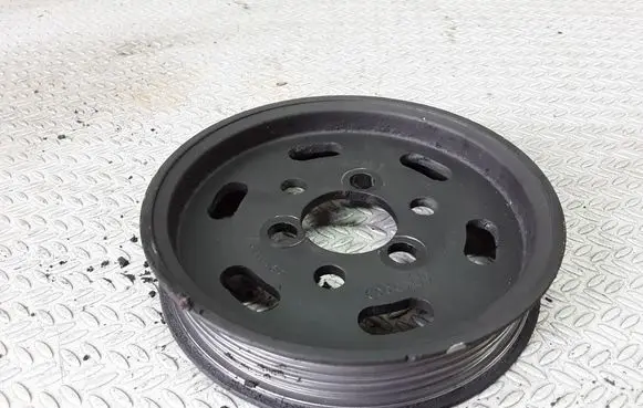 Volkswagen Golf IV Power steering pump pulley 038145255B