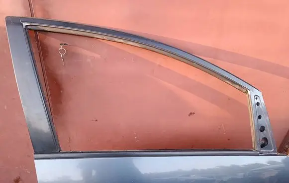 Mitsubishi Grandis Front door