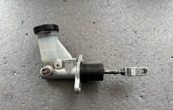 Nissan Terrano Clutch master cylinder 306107F00A