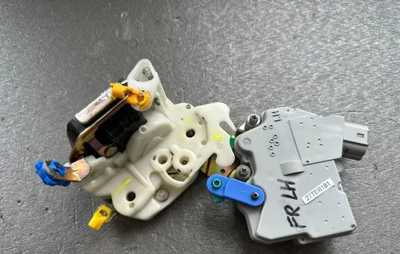 Nissan Terrano Front door lock 805037F400 8055391L6B
