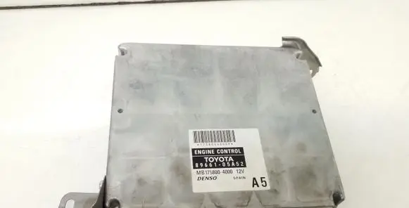 Toyota Avensis T250 Engine control unit/module 8966105A52 MB1758004000