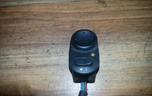Opel Omega B1 Wing mirror switch 90432361