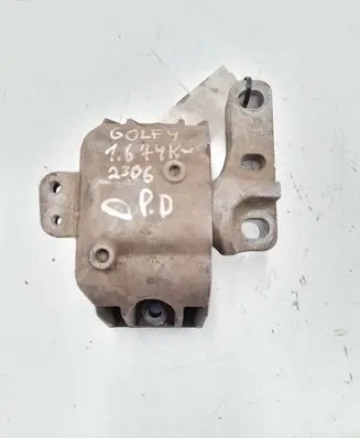 Volkswagen Golf IV Engine mount bracket