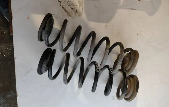 Volkswagen PASSAT B7 Rear coil spring 