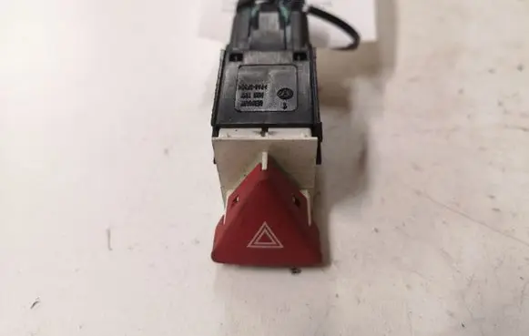 Volkswagen PASSAT B6 Hazard light switch 3C0953509A