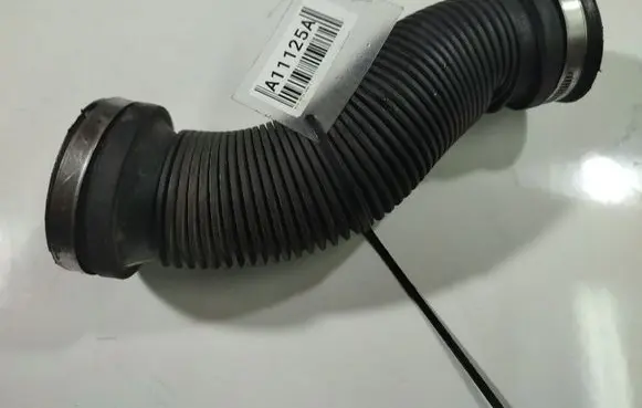 Opel Astra H Air intake hose/pipe 13105267