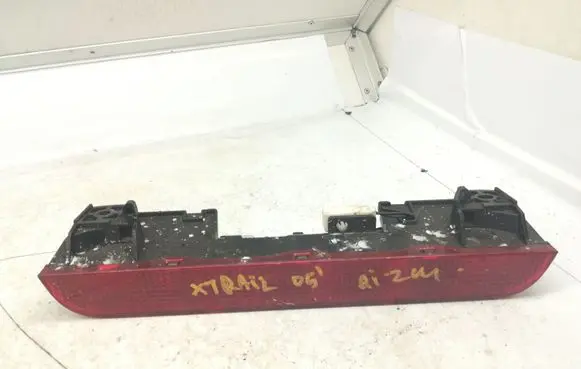 Nissan X-Trail T30 Third/center stoplight P1842