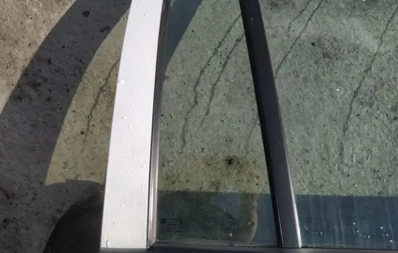 Rear vent window glass