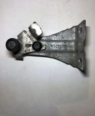 Chrysler Town u0026 Country V Sliding door upper roller guide/hinge 05020899AA 05109452A