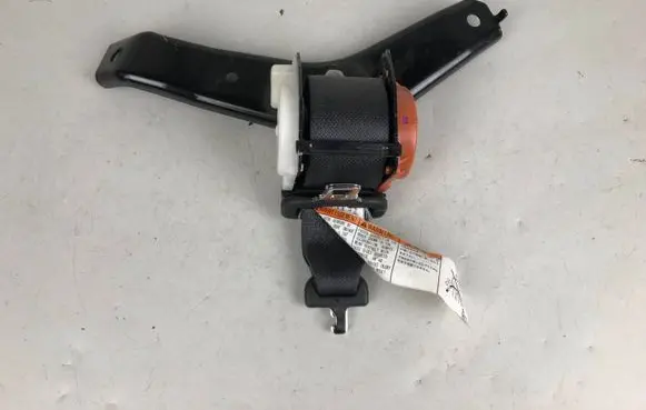 Subaru Outback Middle seatbelt (rear) 1064202