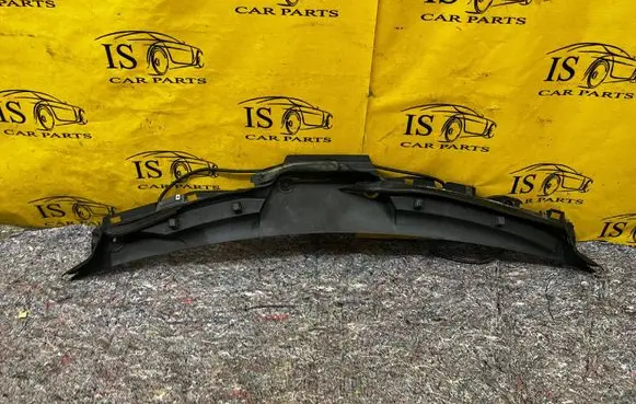 Mercedes-Benz GLS X166 Wiper trim A1668300028