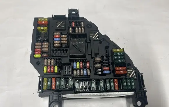BMW 5 F10 F11 Fuse module 1670498