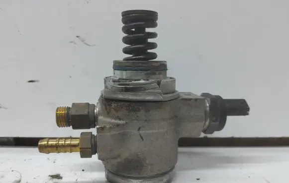 Audi A1 Fuel injection high pressure pump 03C127025J