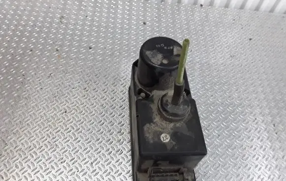 Volkswagen PASSAT B3 Central locking vacuum pump 357862257