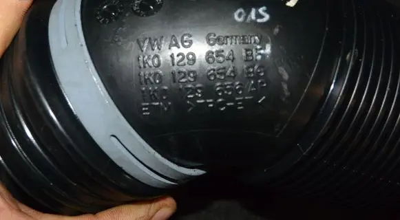 Volkswagen Jetta VI Air intake hose/pipe