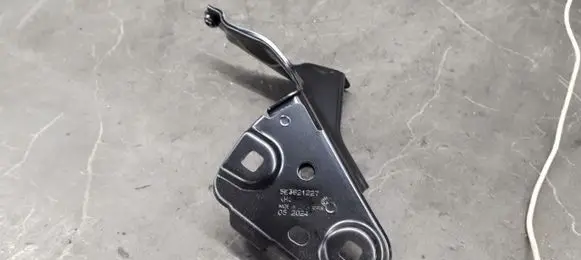 Skoda Octavia Mk4 Fender mounting bracket 5E3821227