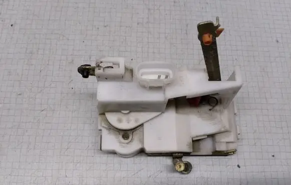 Toyota Avensis T220 Rear door lock