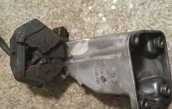 BMW 5 E34 Engine mounting bracket 1135764