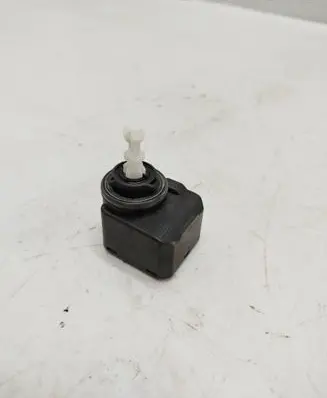 Headlight level adjustment motor
