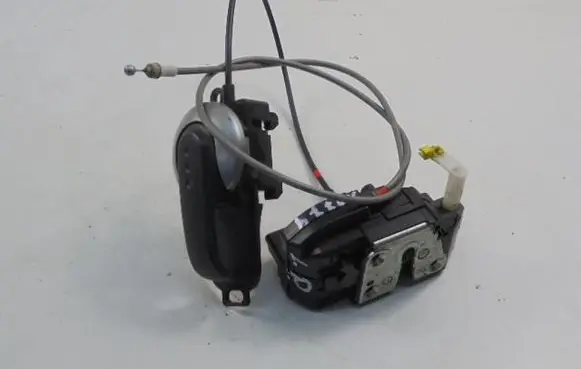 Nissan Note (E11) Front door lock