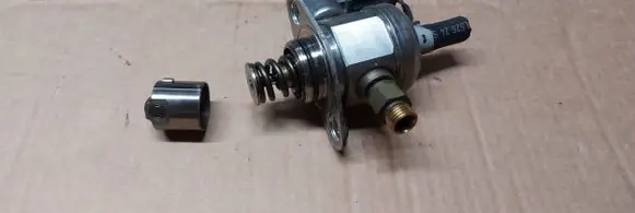 Audi A3 S3 8P Fuel injection high pressure pump 06H127025E 0261520039