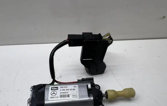 Mercedes-Benz E W211 Steering column adjust motor A2205400288 050711C 404476