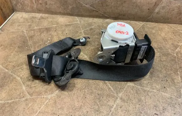 BMW 3 E90 E91 Front seatbelt 33035173