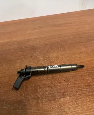 Mercedes-Benz R W251 Fuel injector A642070 D4846