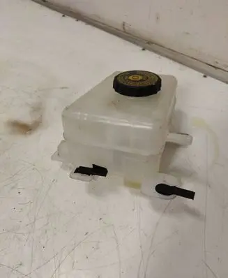 Lexus RX 450H Brake fluid reservoir 241040