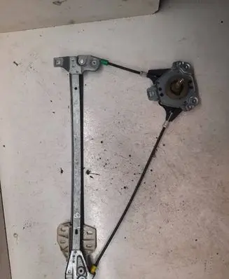 Rear door manual window regulator
