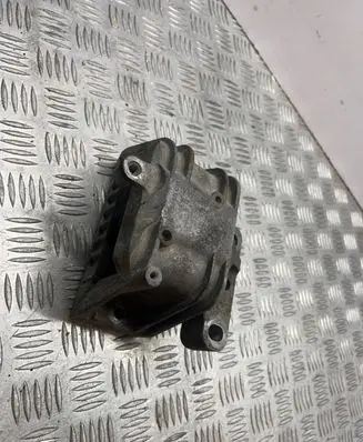 Volkswagen PASSAT B6 Engine mount bracket 1K0199262K